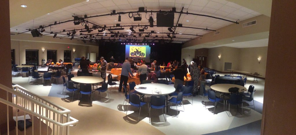 EtownSweet's tweet photo. Pumpkin carving is in full swing! Come on down and carve a jack o'lantern for your dorm! https://t.co/NcLndiAG15
