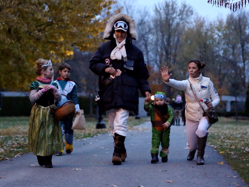 JustinTrudeau's tweet image. Trick or treat! Joyeuse #Halloween!