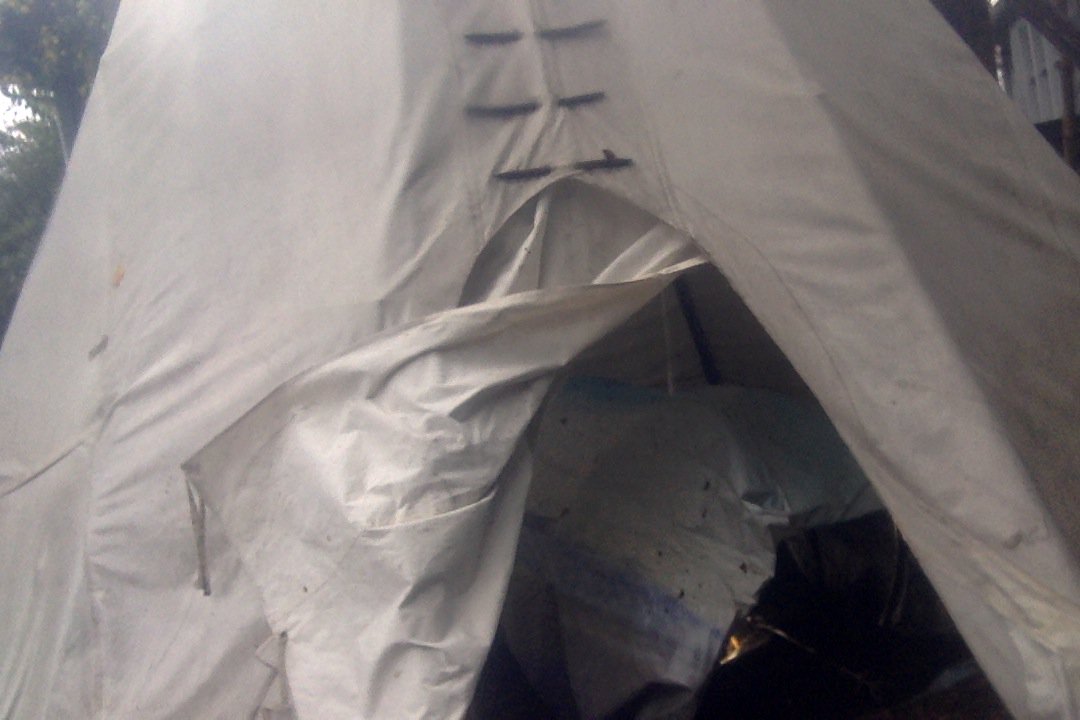 StefKoehler's tweet photo. Building our 'billboard turned tube tent' #prototype for #GSusJam in yet another tent #Portland USA  @Lets_CoCreate https://t.co/jyZwXeNlfd