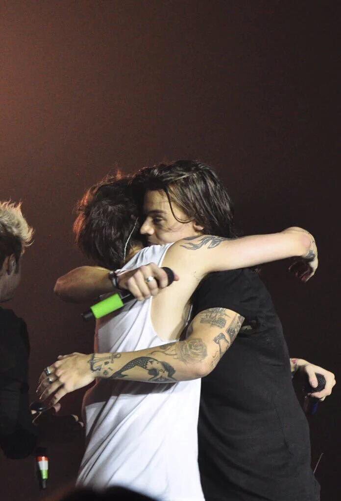 thestylesfandom's tweet photo. LARRY HUG ! 😱❤️

#OTRASheffield3 https://t.co/dWIke5Cb9c
