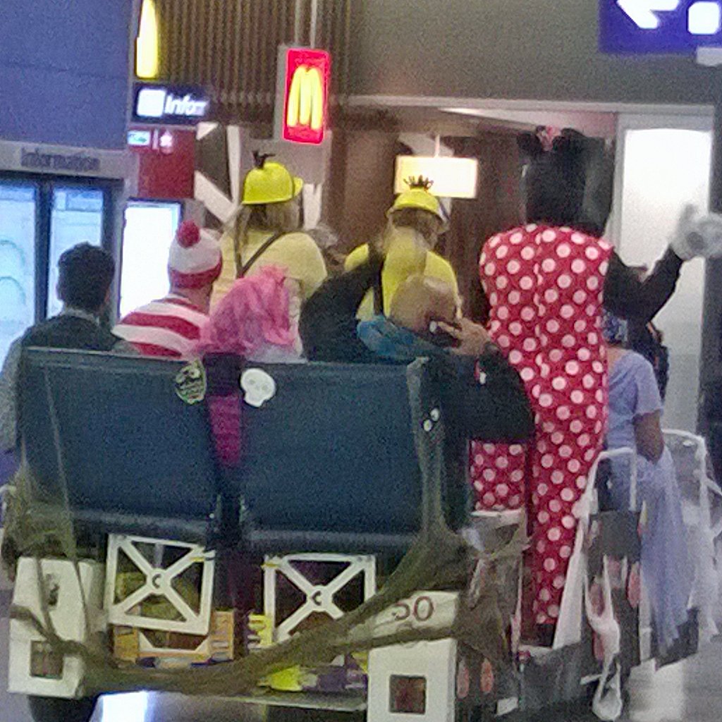 MayiaraDC's tweet image. #howlween spirit @dfwairport