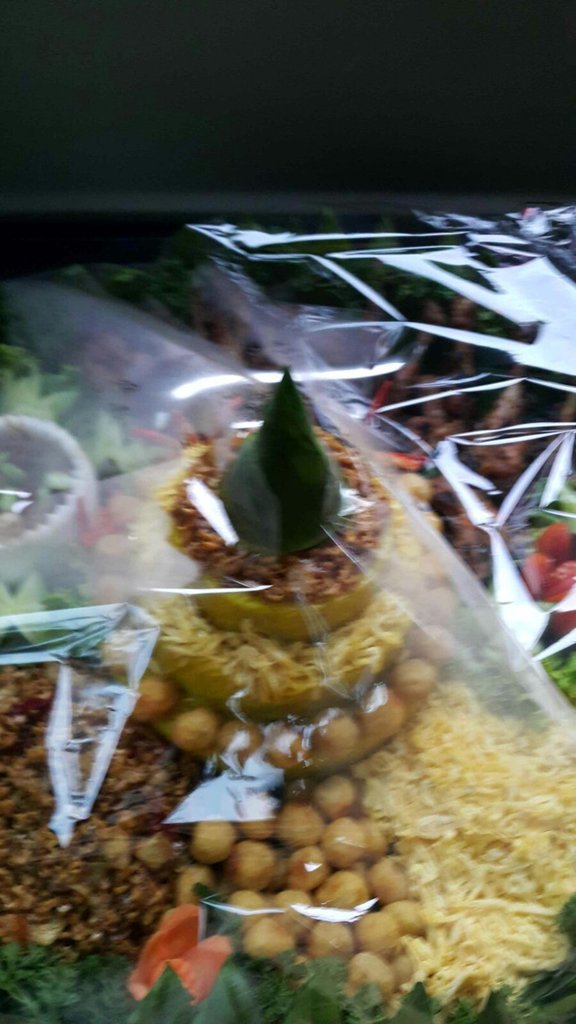 Tumpeng HUT ke-6 Komunitas GoldarAB. Ada yang berharap berkah, sila datang.