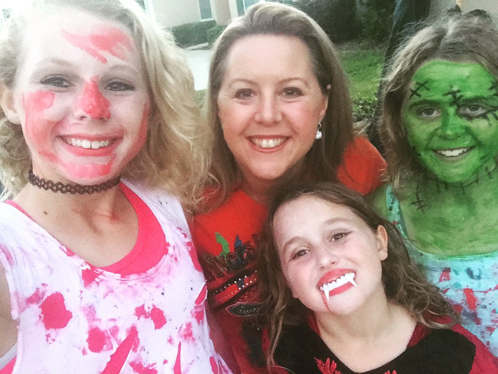KnowlesCelena's tweet photo. Happy Halloween from the Knowles girls! Oh, and GO GATORS!!! https://t.co/e0LLcY3GO6