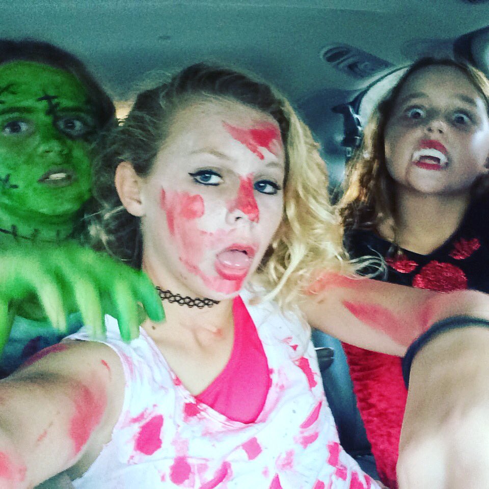 KnowlesCelena's tweet photo. Happy Halloween from the Knowles girls! Oh, and GO GATORS!!! https://t.co/e0LLcY3GO6