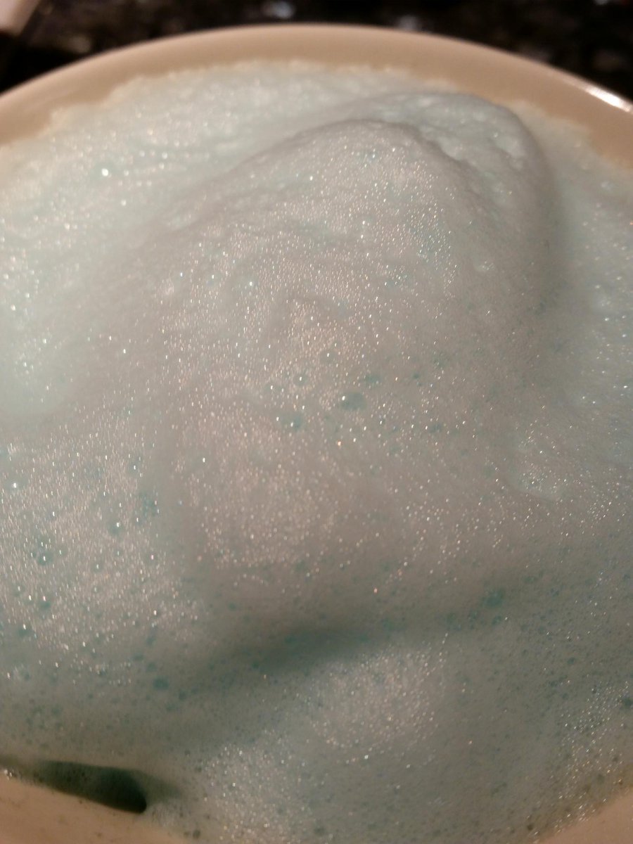 Jurassic_Queer's tweet photo. Made a blue drink #EggBlog https://t.co/PXnont3oVQ