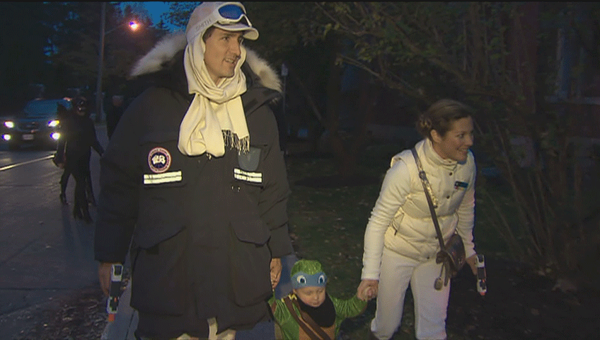 GlobalEdmonton's tweet photo. Justin and Sophie Trudeau, as Han Solo and Princess Leia, take their kids trick or treating: https://t.co/JOFbMk5Onr https://t.co/pEgUR9iqws