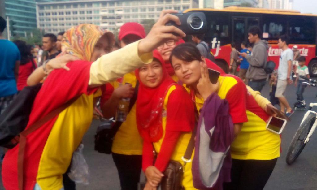 Menyalurkan hobi fotograpi....satu, dua...cissss! #Jepret HUT Komunitas GoldarAB DKI