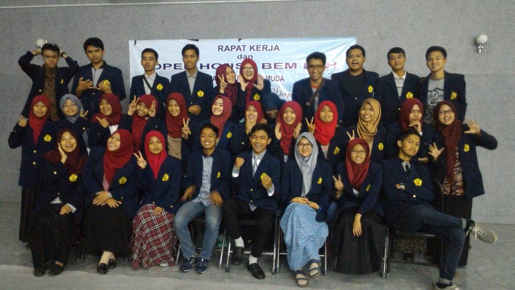BEM_BTH's tweet photo. Alhamdulillah RAPAT KERJA BEM BTH beres, nuhun #KSATRIAMUDA SEMANGAT HINGGA AKHIR! #KMBB https://t.co/dfNnNo07Bs