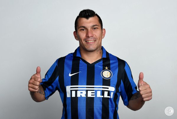 30: What a strike by <a href="/MedelPitbull/">Gary Medel</a>! His low drive from 25 yards flies into the bottom corner! It's #InterRoma 1-0!