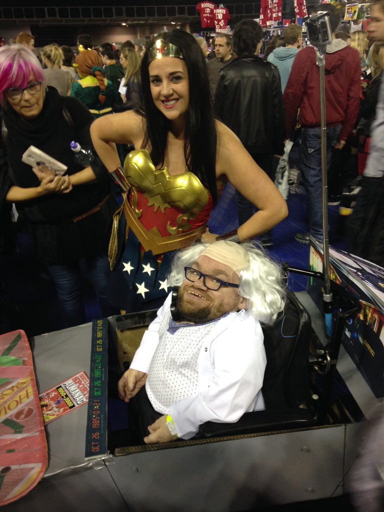 paulakaysax's tweet photo. Thank you @castleDD for the photo today #bfcc #comicconbelfast #comiccon https://t.co/vK8pqyzpqV