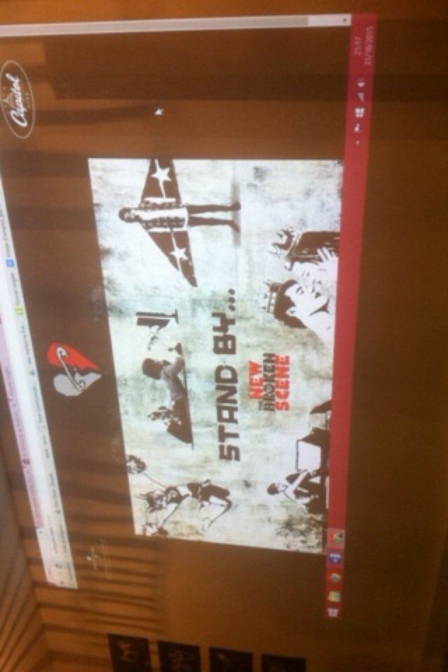 lulucholot's tweet photo. #TheNewBrokenScene Livestream Paris @5SOS https://t.co/hebRJQdGSL