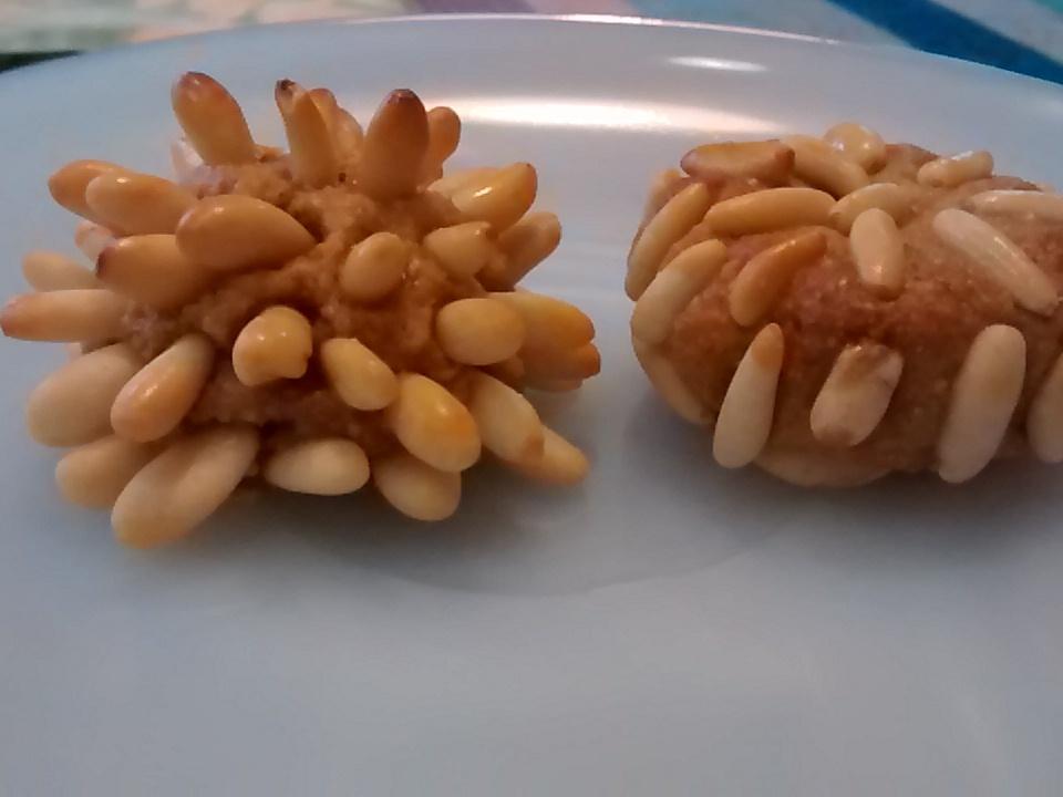 jaubargon's tweet image. una castanya és una #castanya i un panellet és un #panellet