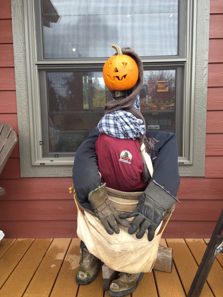shcider's tweet photo. Happy Hallowe'en to all you li'l pumpkins! Stay safe and have fun! #SummerlandBc #halloween2015 https://t.co/RXpIvc9zgv