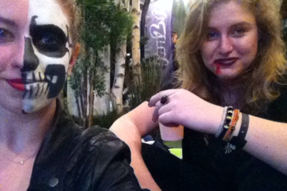 lulucholot's tweet photo. #TheNewBrokenScene Livestream in Paris!!! WOOOOOO 🙌 @5SOS https://t.co/CN2LUctXxp