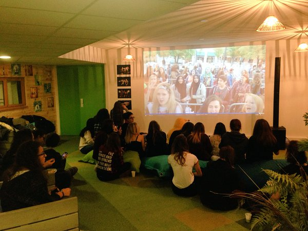 5SOSLocate's tweet photo. French Party: Everyone is ready for the livestream #TheNewBrokenScene ( @fan2fr) https://t.co/DZudFunCYI
