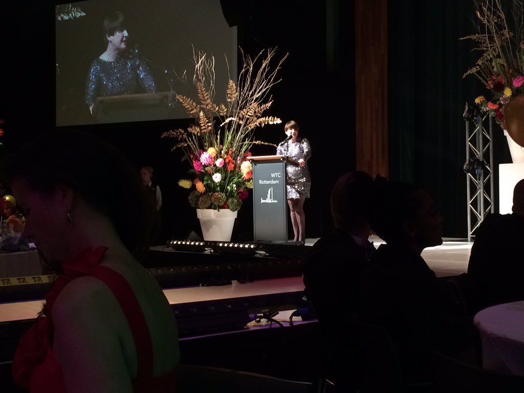 Minister #LiliannePloumen <a href="/minbuza/">Ministerie van BZ</a> reikt de #presidentsaward uit aan #nathalieholwijn <a href="/ezvn/">EZVN</a> #ezvngala2015