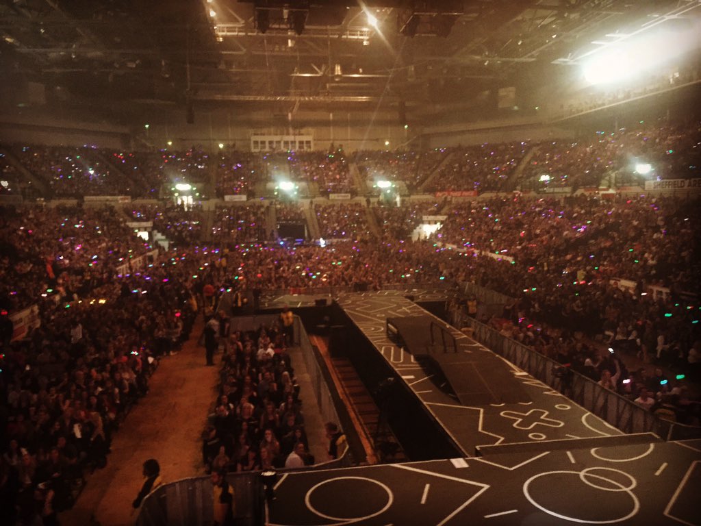 sandybeales's tweet photo. The final fling of the tour, memories to last a lifetime :) https://t.co/6wXNgztOYp