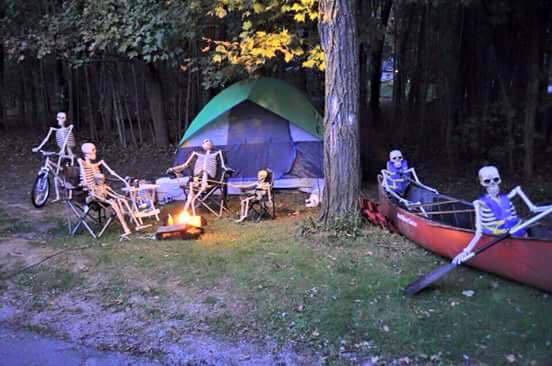 Charmecamping's tweet photo. Sommige gasten willen gewoon niet naar huis... (wij snappen dat wel:-) 
#halloween2015 https://t.co/jqZ2epGigN