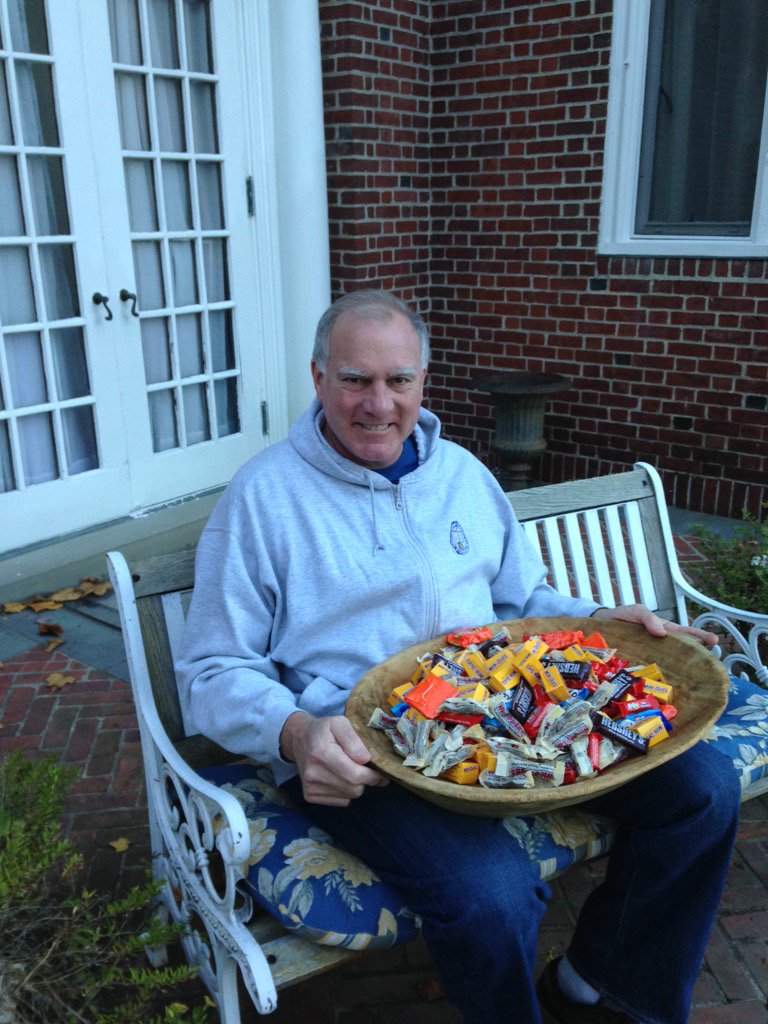 diana_jepsen's tweet photo. @ctnewsjunkie @NBCConnecticut #wfsboo with @AGJepsen competing w @GovMalloyOffice for best candy man on Prospect https://t.co/kx9fhxef2C