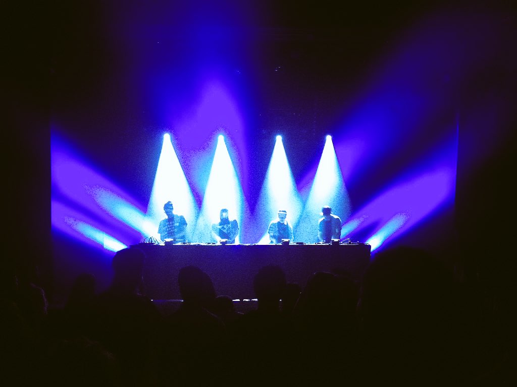 Stereoluxnantes's tweet photo. "Grainy" l'un de titres phares du quatuor @cotton_claw fait vibrer les murs de la salle Micro ! https://t.co/wcjlddAgWR
