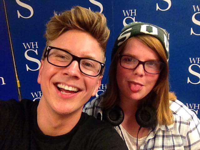 slut_in_glasses's tweet photo. Met @tyleroakley today, best day ever #bingebooktour #SearchForBINGE https://t.co/VFqwX80Erw