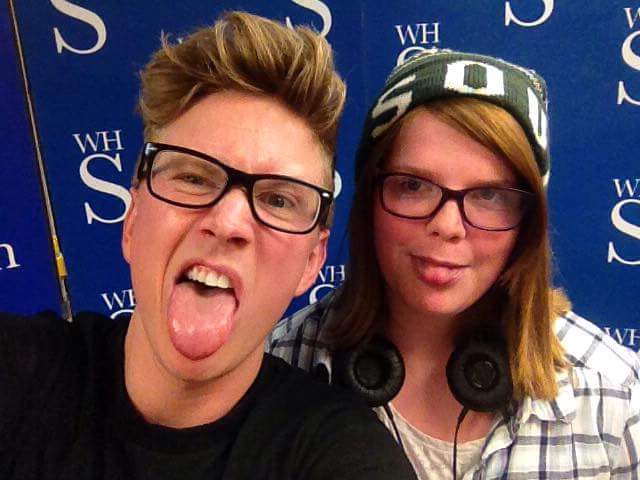slut_in_glasses's tweet photo. Met @tyleroakley today, best day ever #bingebooktour #SearchForBINGE https://t.co/VFqwX80Erw