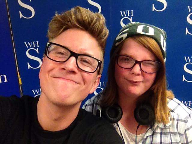 slut_in_glasses's tweet photo. Met @tyleroakley today, best day ever #bingebooktour #SearchForBINGE https://t.co/VFqwX80Erw