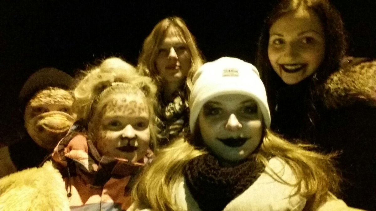 RedHare_awe's tweet photo. Aizvedām bērnus uz helovīniem un arī pašas pieskaņojāmies :) w/@meiranel #vampirelli https://t.co/bxkIHAcUnK