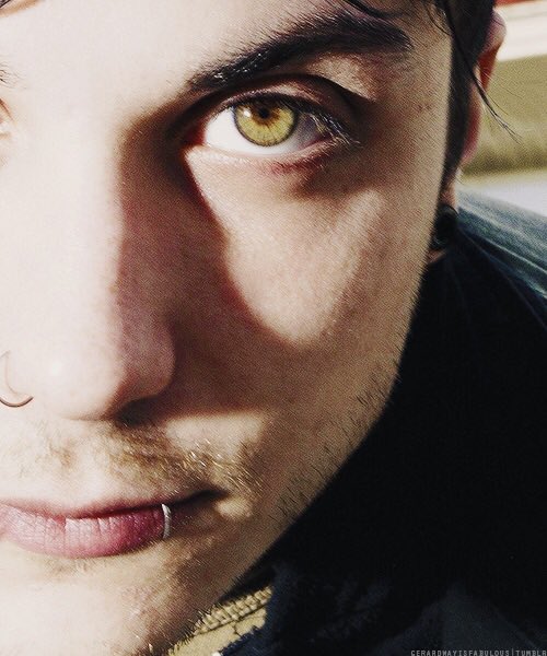 HAPPY BIRTHDAY FRANK IERO!!        