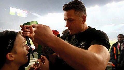 Mokhtar_mokimok's tweet photo. Après la remise @SonnyBWilliams a donné  sa médaille à ce jeune qui voulais juste le saluer #GrandMr @gillesverdez https://t.co/J3Hdd3bghA
