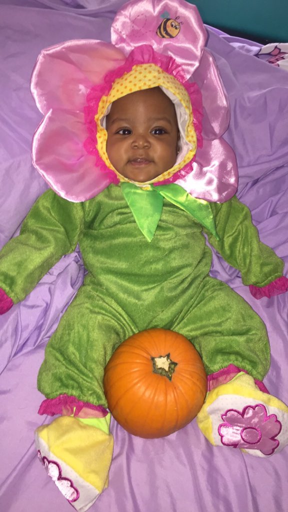 Nishaaaaaaaa's tweet photo. Happy first Halloween from mommy sunflower💋 https://t.co/1aPMM6PUB7