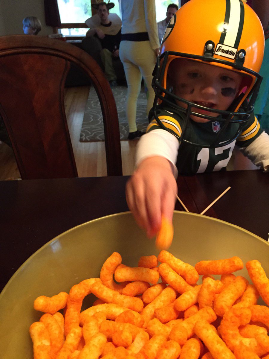 pgroe's tweet photo. @AaronRodgers12 I knew it. #CheesyPoofgate @packers. https://t.co/oVnQT74NJh