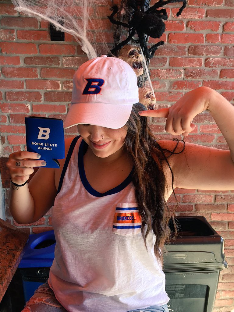 erinVlamis's tweet photo. winning free prizes at our fav BSU bar in San Diego, it pays to be an alum 💙 @Tan_Hayden https://t.co/3htXa8gg0I