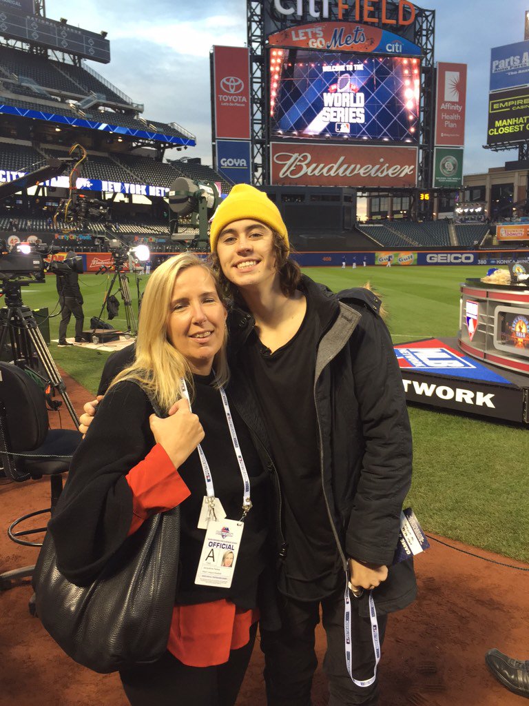 JD_Parkes's tweet photo. So cool @Nashgrier #WorldSeries Game 4 @OutfieldMovie https://t.co/pjINemIGWp