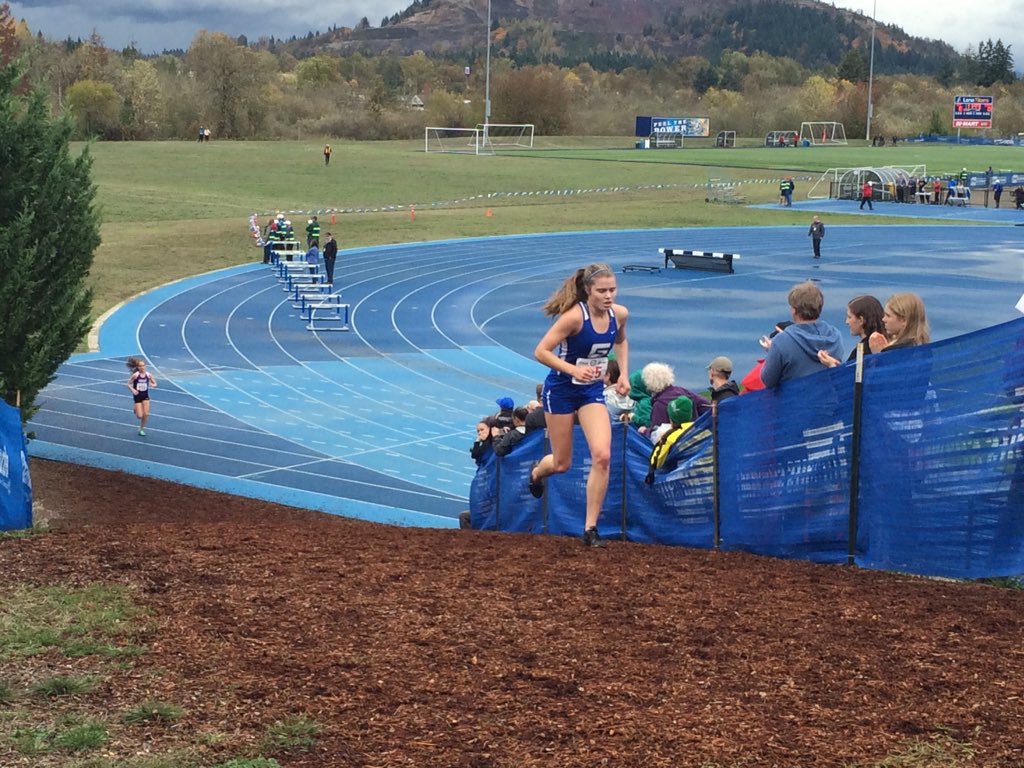 ORMilesplit's tweet photo. 11:02 through 2 miles!! The course record is within reach! She needs 17:34... #ORstatechamps https://t.co/4huwOv2HvW
