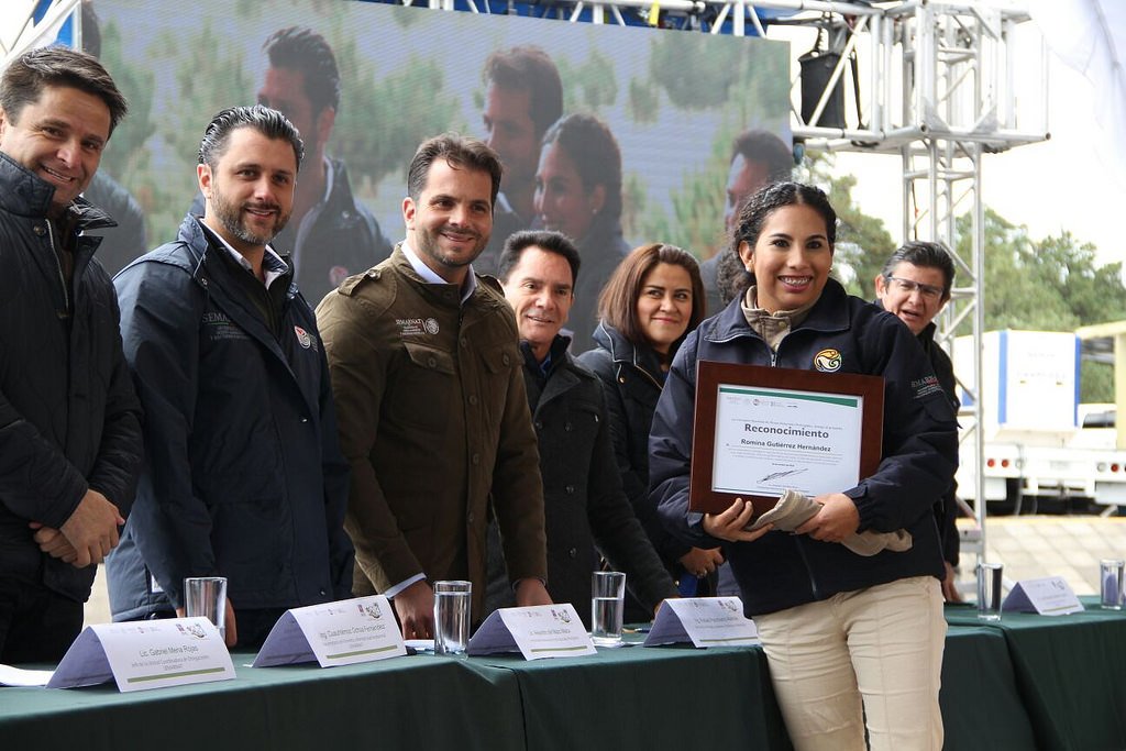 SEMARNAT_mx's tweet photo. En evento #SNC2015 se entregaron reconocimiento a los #guardaparques de la @CONANP_mx, "héroes de la conservación” https://t.co/zZANQdi3YK