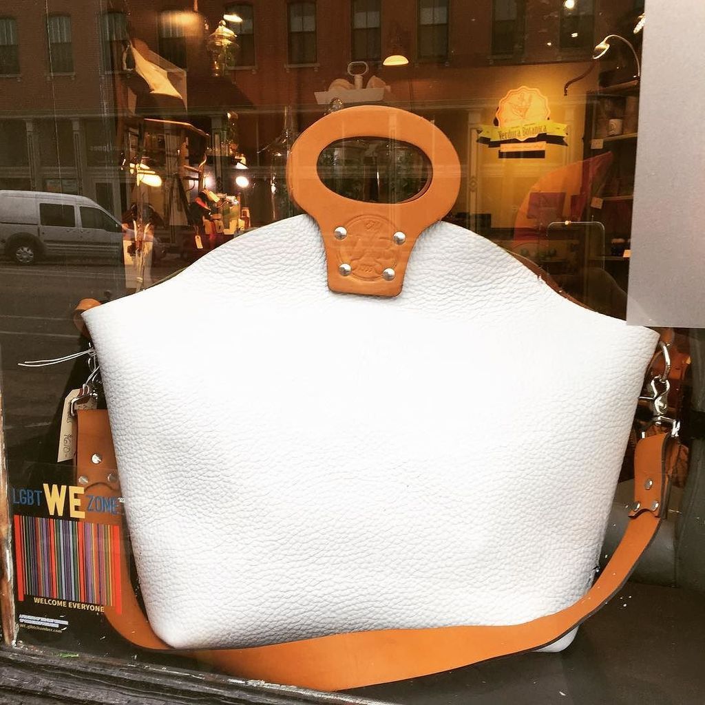 Metaforros's tweet image. White pebbled buffalo leather tote, lined in suede, leather handles a #bespokebag awaits you! #leatherbag #dapperme…