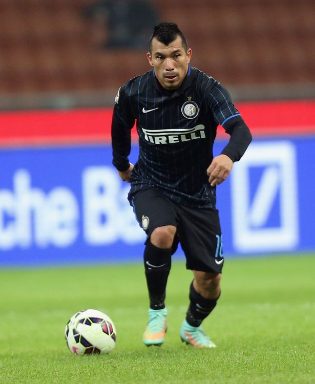 FutbolSuitshn's tweet photo. #SerieA En un duelo muy igualado el #Inter de #Mancini se llevo el partido 1-0 con gol de #Medel ante la #Roma https://t.co/RV4TcnaGIi