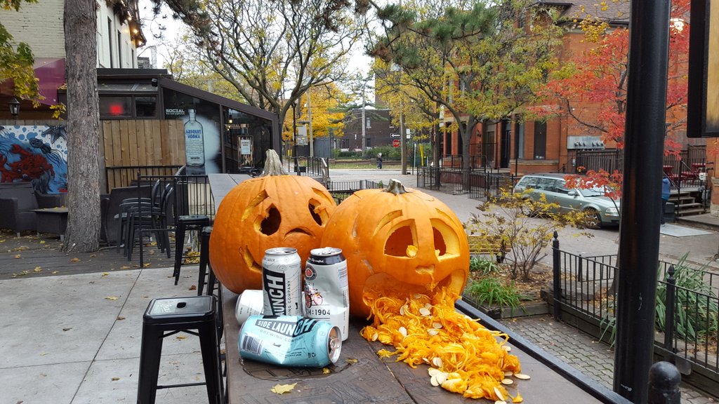 TavernHess's tweet photo. Party tonight!  Come on down for some tasty treats.  Costume contest w/ multiple prizes! https://t.co/vD7N9lGUbv