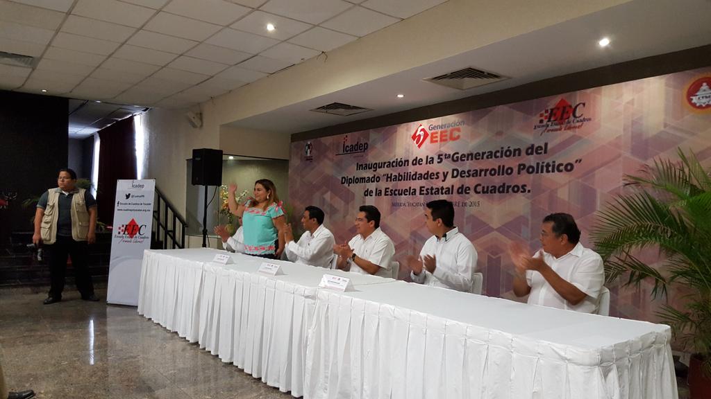 CarlosCetina's tweet photo. ¡Gracias @ale_ceron por acompañarnos! Gusto saludar a la madrina de la #4GEEC #5GYuc https://t.co/25FGIx1R4P