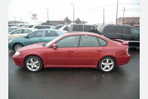 edmunds's tweet photo. A 250-hp #Subaru Legacy 2.5 GT Limited. Cool all-weather performance pick: #UsedCaroftheDay: https://t.co/X2K6cGC7qz https://t.co/cqcQ1FUke9