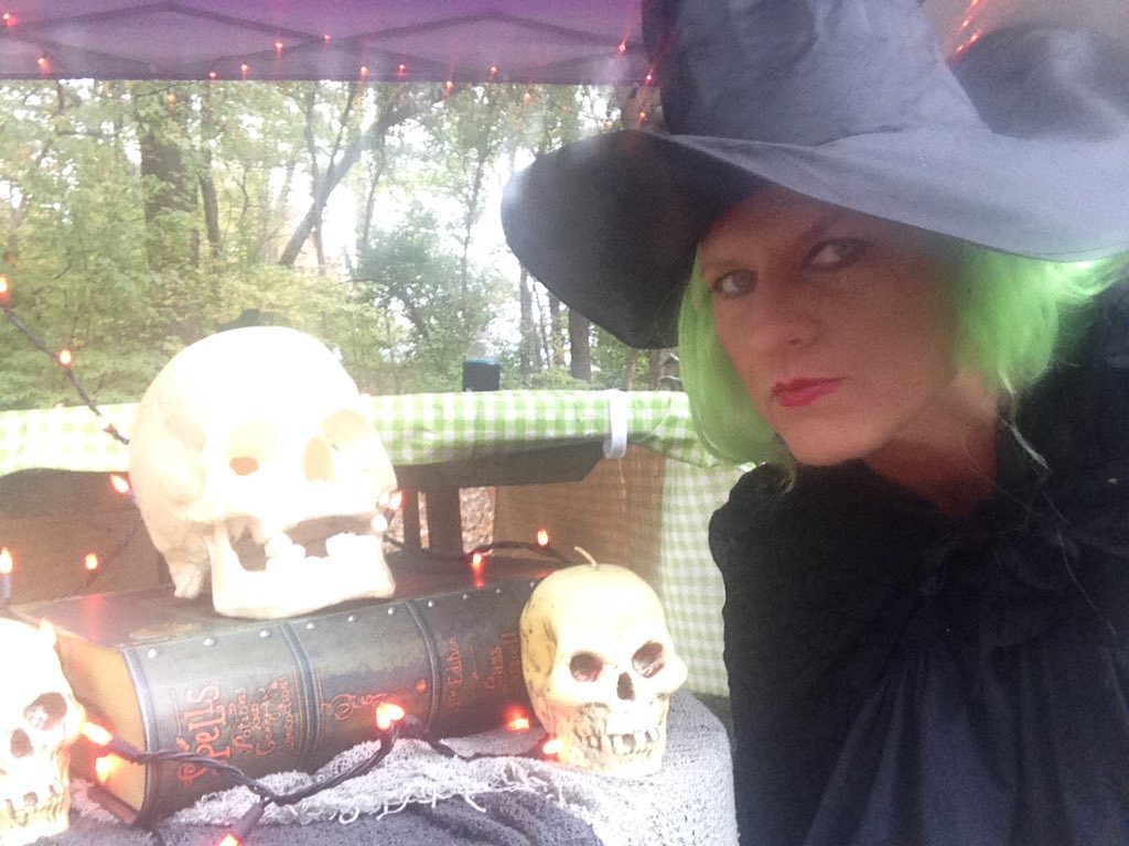 jennwigginton's tweet photo. Happy Halloween #witchyfun https://t.co/YURQGg1CAQ
