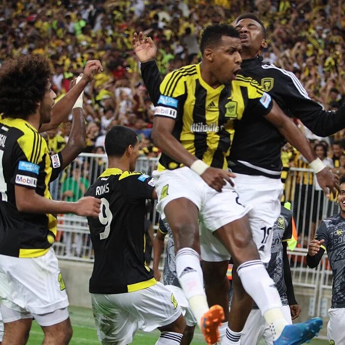 bukairy's tweet photo. امتزجت روح الفرد في الجماعة..فعاد الاتحاد الذي نعرفه.
مابين الملعب ومقاعد البدلاء تجدون الحبل ال(سري) ل#انتفاضه_نمر https://t.co/GijT1dHhX6