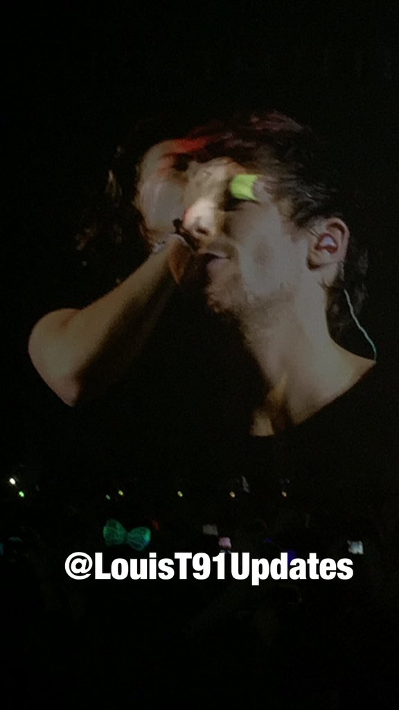 nhbrtour's tweet photo. Louis durante o show de hoje #OTRASheffield3 https://t.co/Gdu637P8os