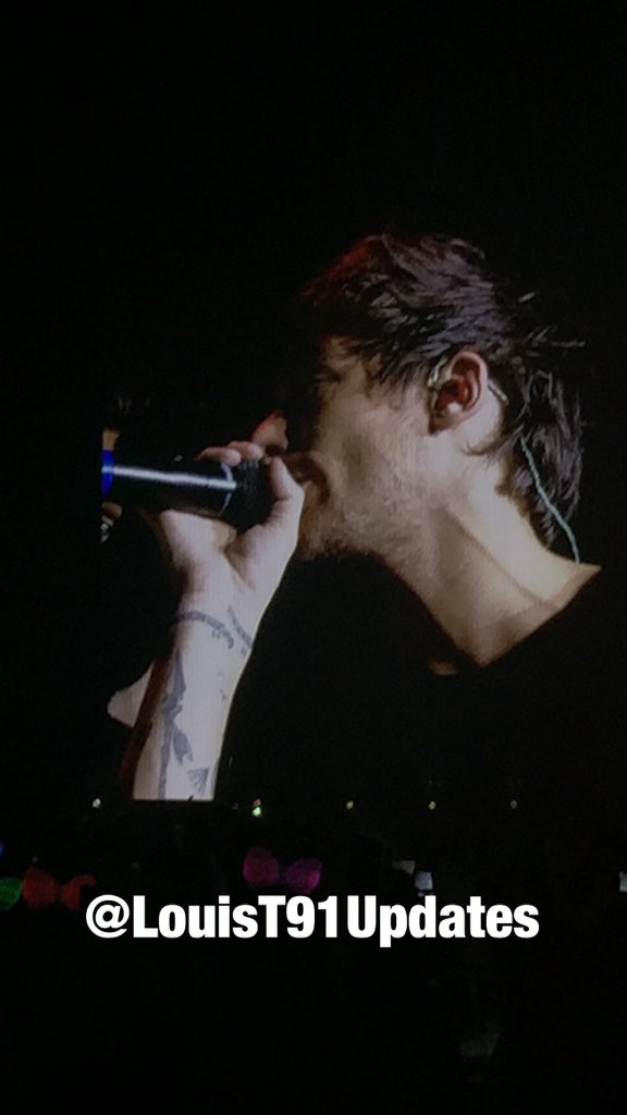 nhbrtour's tweet photo. Louis durante o show de hoje #OTRASheffield3 https://t.co/Gdu637P8os