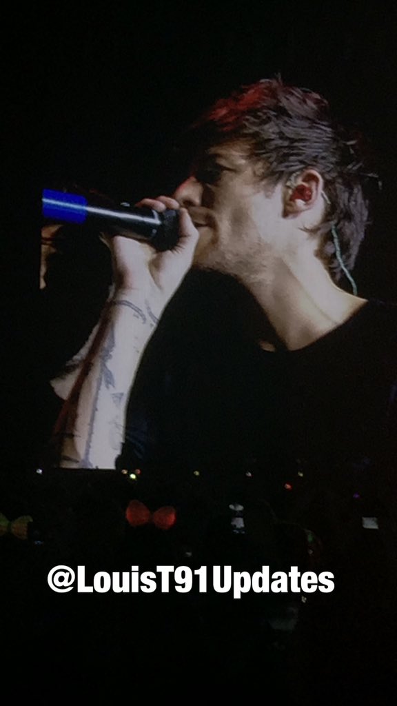nhbrtour's tweet photo. Louis durante o show de hoje #OTRASheffield3 https://t.co/Gdu637P8os