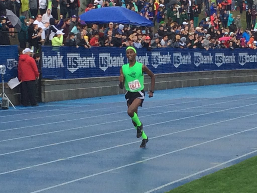 ORMilesplit's tweet photo. Ahmed Muhumed FTW in the 6A boys race! He's rocking that neon race kit to victory π#ORstatechamps https://t.co/GLnNqjkDFo