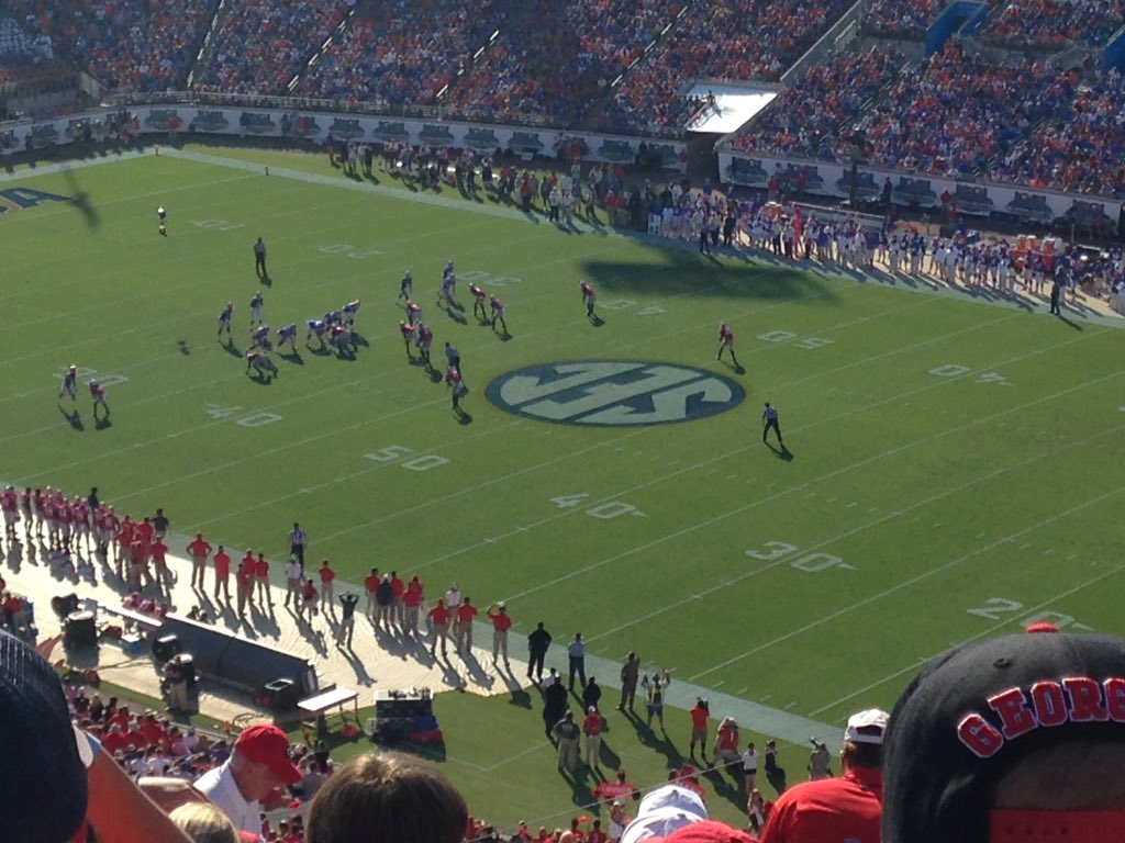 EMSPhysEd's tweet photo. Hunker down, Dawgs!!!! #UGAvsFL https://t.co/VXOTRPrIcL