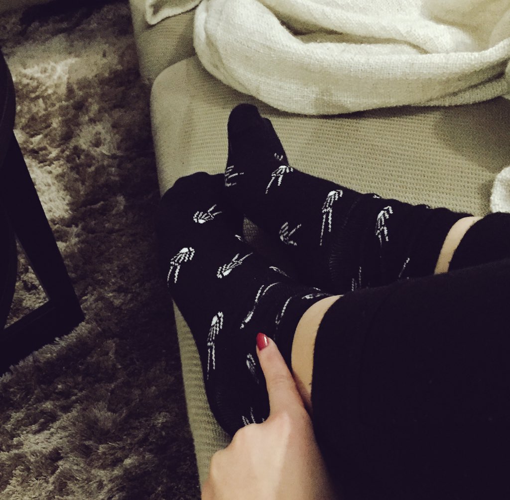 justcallme___k's tweet photo. Immerhin hab ich cute halloweenige Socken. ✌💀 https://t.co/5F8oPtBlKr