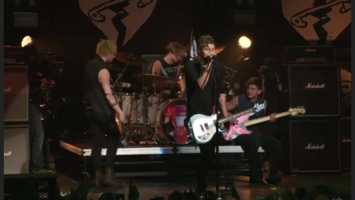 ivy_soty's tweet photo. FUCKING AMAZING GUYS, SERIOUSLY, I LOVE YOU! #NewBrokenScene #NewBrokenStream https://t.co/Jksl695GCB